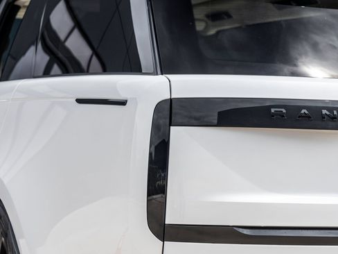 Used 2025 Land Rover Range Rover SE AWD/4WD image 12