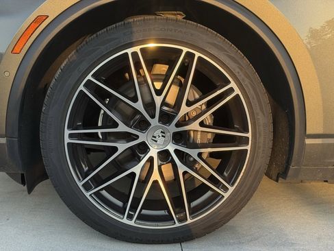 Used 2024 Porsche Macan 4 Electric image 11