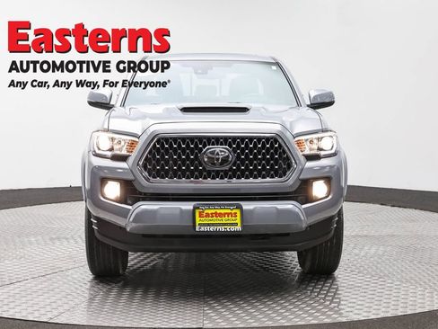 Used 2018 Toyota Tacoma TRD Sport AWD/4WD image 2