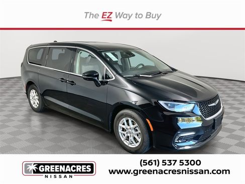Used 2024 Chrysler Pacifica Touring-L image 1