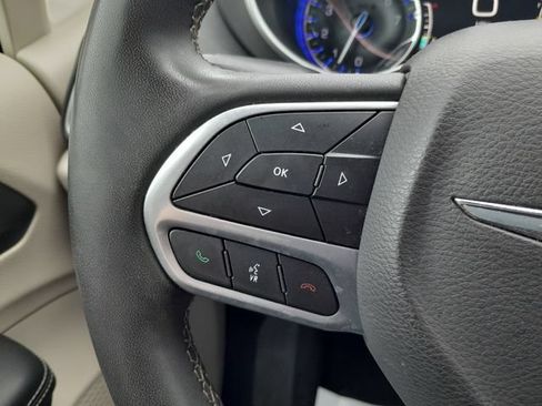 Used 2023 Chrysler Pacifica Touring-L FWD image 14