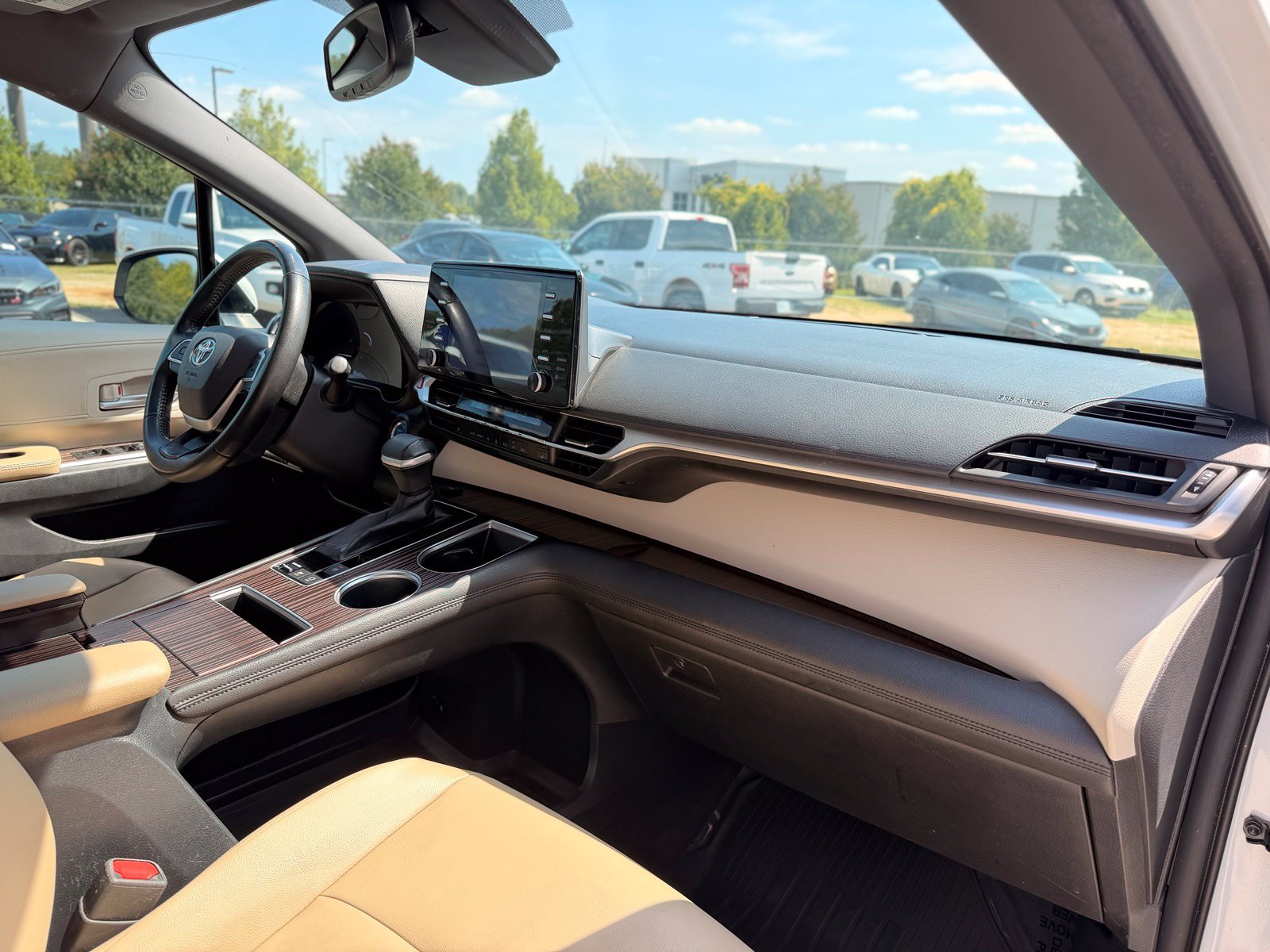 Used 2021 Toyota Sienna XLE FWD image 28