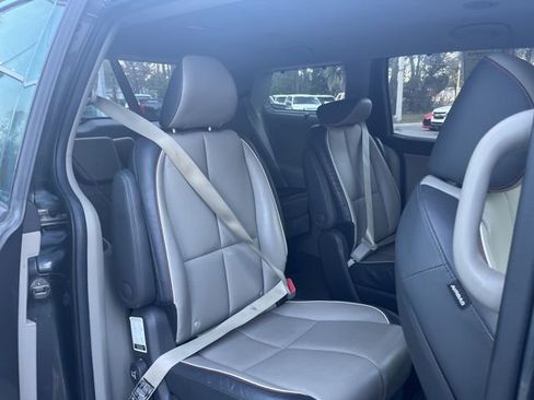 Used 2017 Kia Sedona SX image 11
