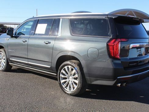 Used 2022 GMC Yukon XL Denali w/ Denali Premium Package image 9