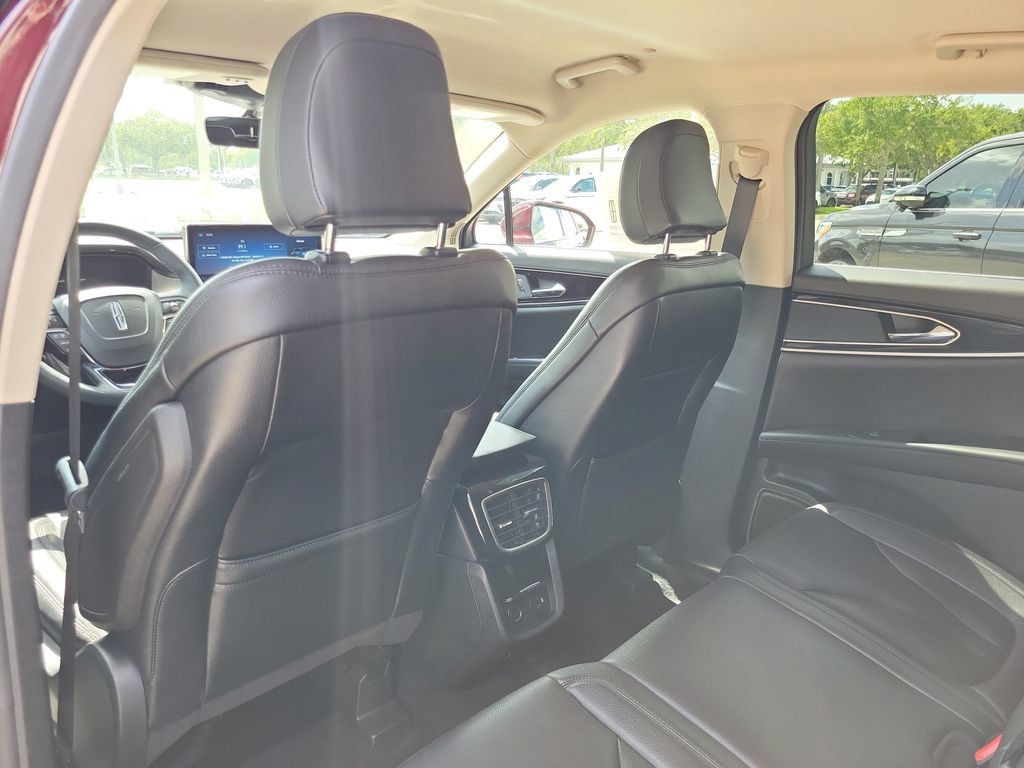 Used 2022 Lincoln Nautilus FWD w/ Premium Package image 9