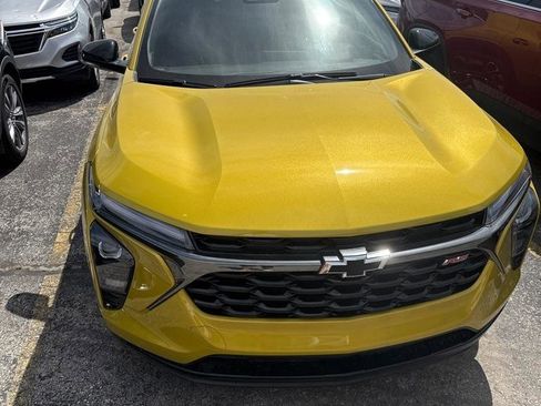 Used 2025 Chevrolet Trax RS w/ Sunroof Package FWD image 2