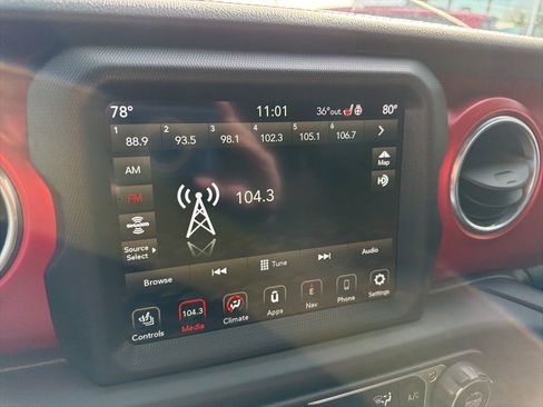 Used 2022 Jeep Gladiator Rubicon w/ Cold Weather Group image 17