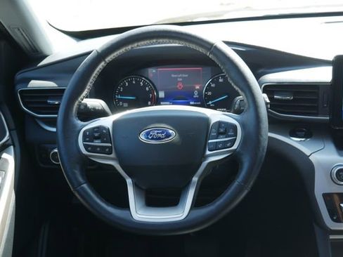 Used 2022 Ford Explorer XLT w/ Equipment Group 202A AWD/4WD image 18