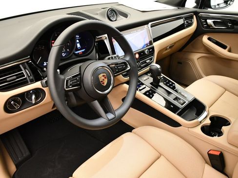 Certified 2026 Porsche Macan AWD/4WD image 4