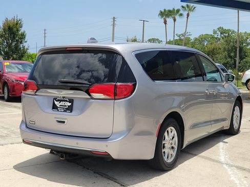 Used 2020 Chrysler Pacifica Touring FWD image 4