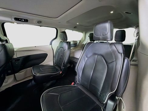 Used 2023 Chrysler Pacifica Limited image 25