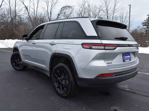 Used 2024 Jeep Grand Cherokee Altitude image 7