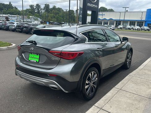 Used 2017 INFINITI QX30 Premium AWD/4WD image 9