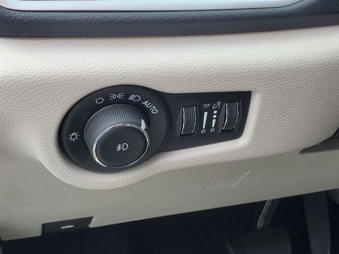 Used 2024 Chrysler Pacifica Touring-L FWD image 9