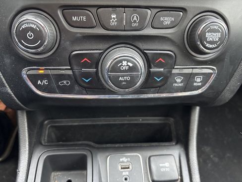 Used 2021 Jeep Cherokee Limited image 18