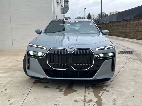 Used 2025 BMW 740i xDrive w/ Premium Package image 2