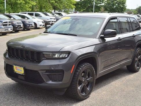 Used 2023 Jeep Grand Cherokee Altitude AWD/4WD image 4