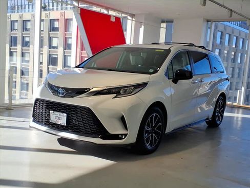Used 2022 Toyota Sienna XSE image 1