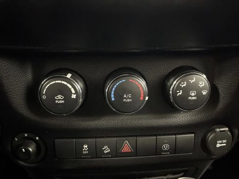 Used 2016 Jeep Wrangler Unlimited Rubicon image 16