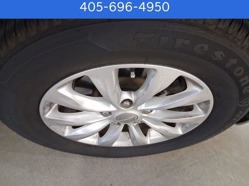 Used 2018 Chrysler Pacifica Touring-L image 10