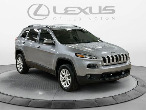 Used 2017 Jeep Cherokee Latitude AWD/4WD image 7