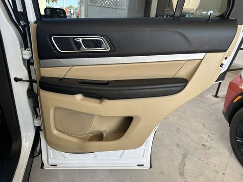 Used 2016 Ford Explorer XLT image 31