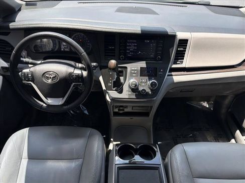 Used 2018 Toyota Sienna XLE FWD image 25