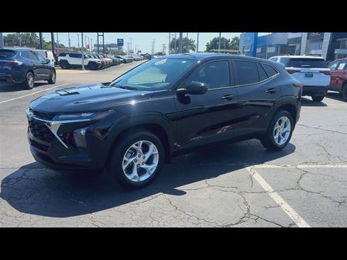 Used 2025 Chevrolet Trax LS w/ LS Convenience Package FWD image 4