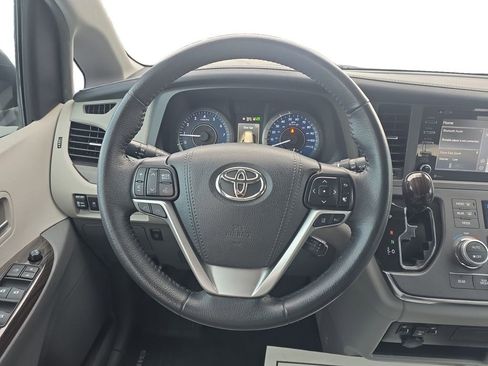 Used 2018 Toyota Sienna XLE image 13