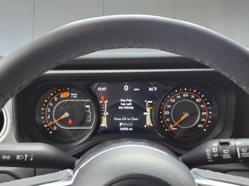 Used 2026 Jeep Wrangler Unlimited Sahara AWD/4WD image 10