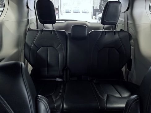Used 2023 Chrysler Pacifica Touring-L FWD image 22
