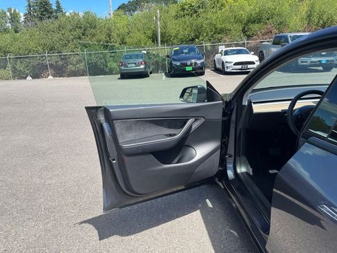 Used 2021 Tesla Model Y Long Range AWD/4WD image 11