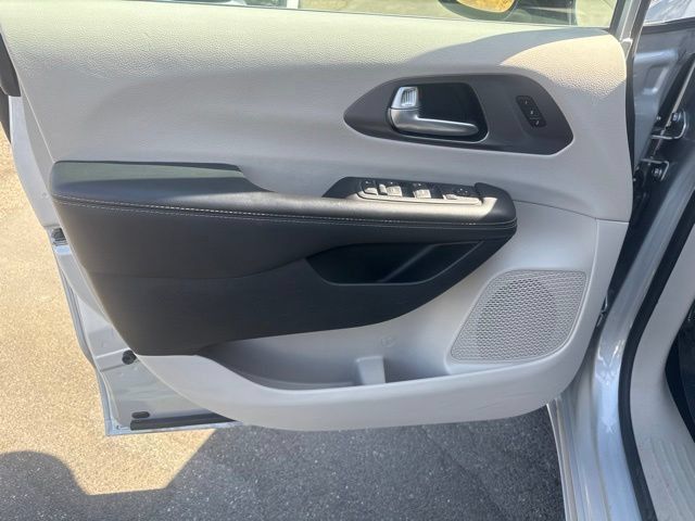 Used 2024 Chrysler Pacifica Touring-L FWD image 11