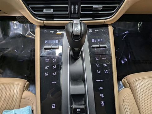 Used 2022 Porsche Macan w/ Premium Package Plus image 22