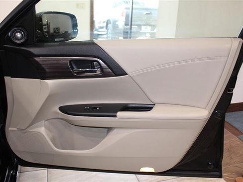 Used 2017 Honda Accord Touring image 32