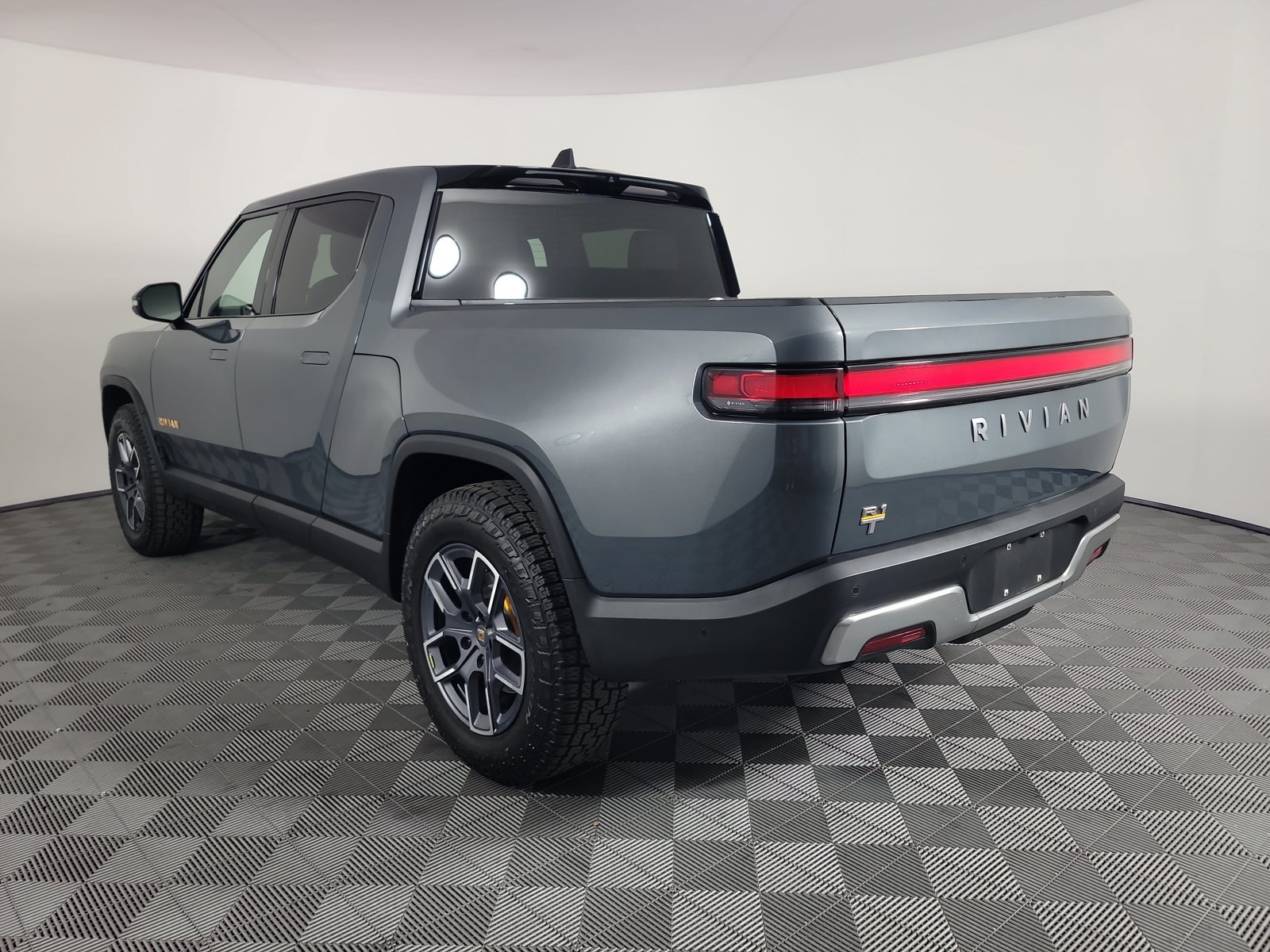 Used 2022 Rivian R1T Adventure AWD/4WD image 3