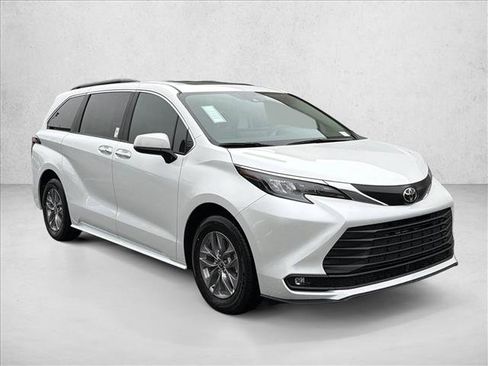 New 2026 Toyota Sienna XLE image 3