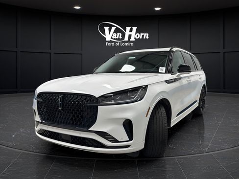 Used 2025 Lincoln Aviator Reserve w/ Equipment Group 201A AWD/4WD image 3