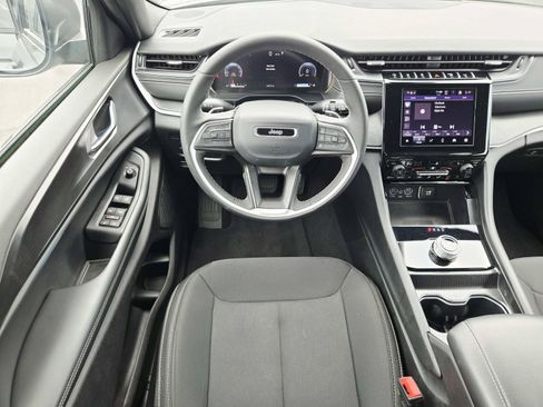 Used 2025 Jeep Grand Cherokee Laredo w/ Luxury Tech Group I AWD/4WD image 11