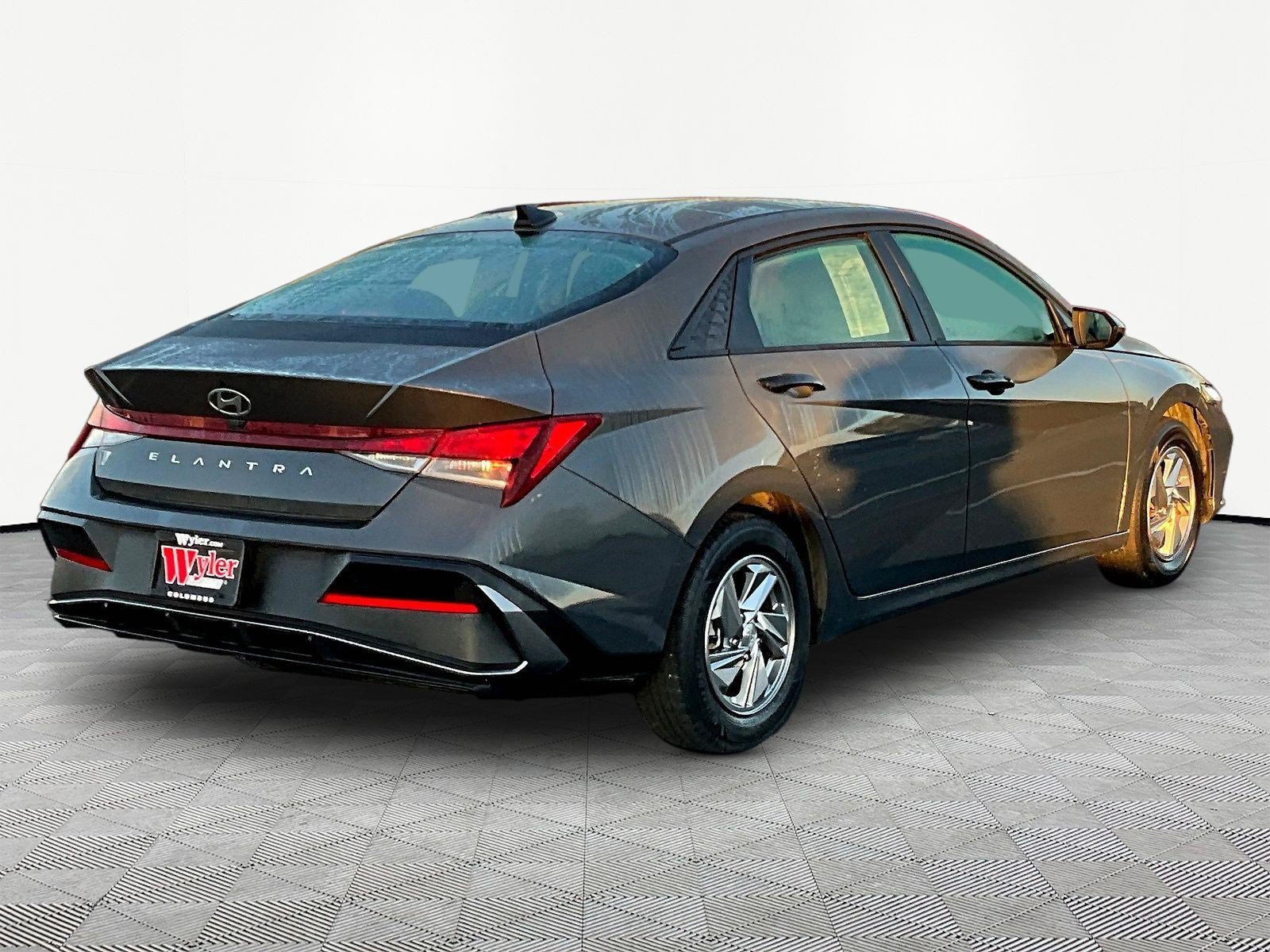 Used 2024 Hyundai Elantra SE FWD image 6