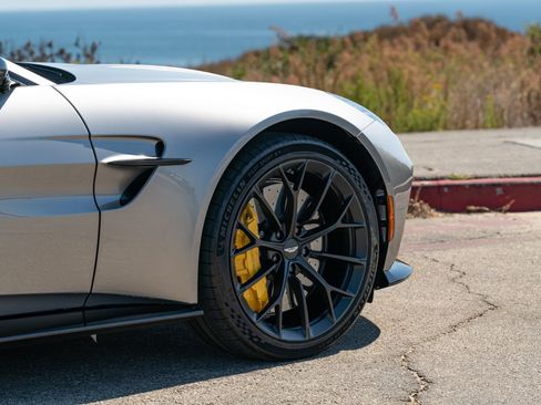 Used 2025 Aston Martin V8 Vantage Coupe RWD image 8