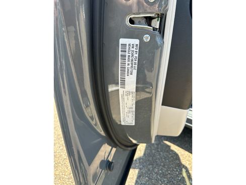 Used 2023 Chrysler Pacifica Touring-L FWD image 7