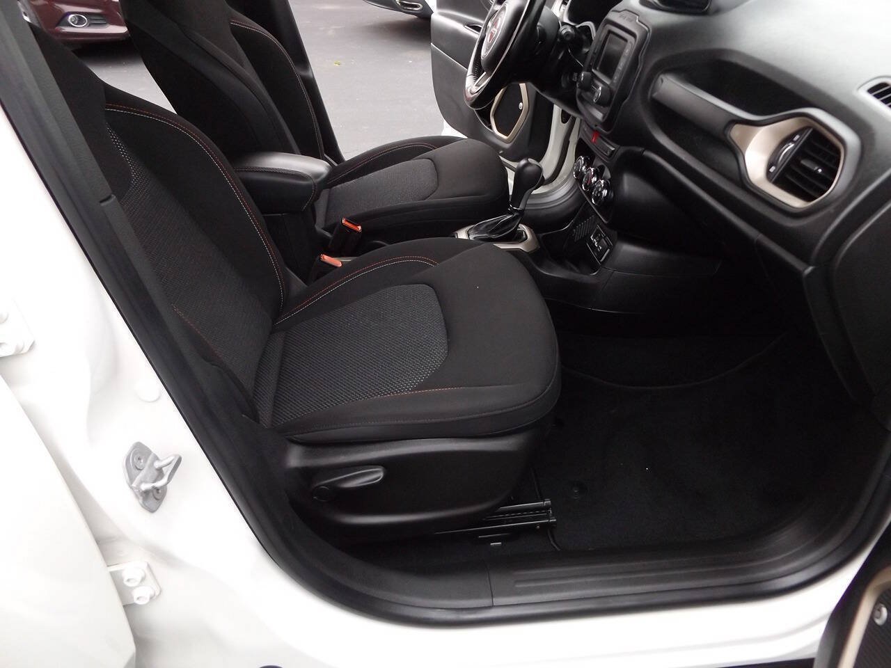 Used 2016 Jeep Renegade 75th Anniversary FWD image 23