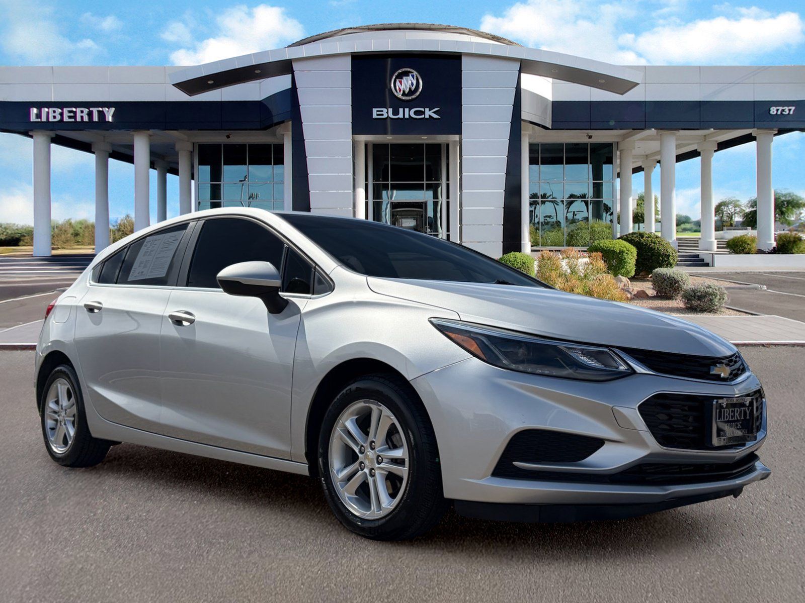 Used 2018 Chevrolet Cruze LT w/ Sun And Sound Package FWD image 2