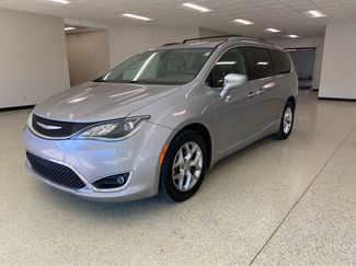 Used 2017 Chrysler Pacifica Limited image 1