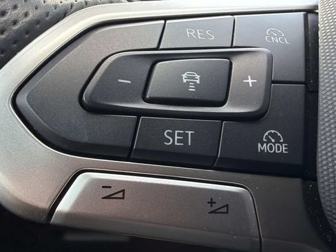 Used 2025 Volkswagen Tiguan SE R-Line FWD image 16
