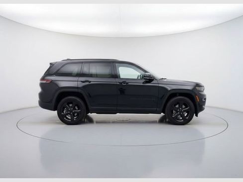 Used 2023 Jeep Grand Cherokee Altitude image 8
