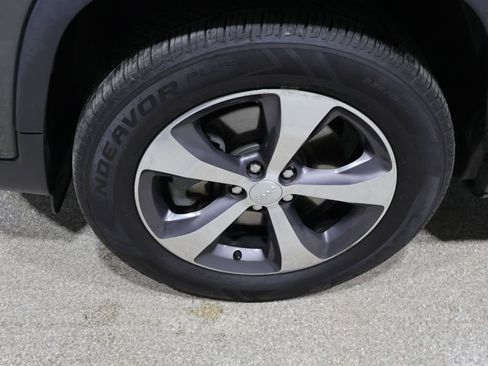 Used 2019 Jeep Cherokee Limited image 8