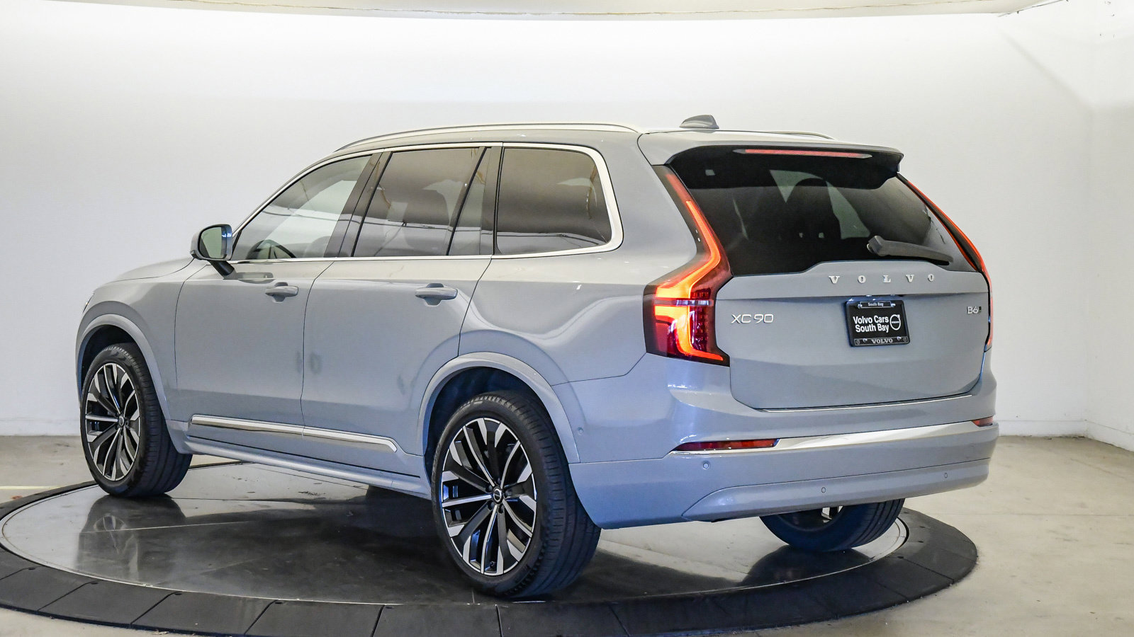 Certified 2026 Volvo XC90 B6 Plus AWD/4WD image 2