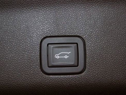 Used 2025 GMC Yukon Denali image 17